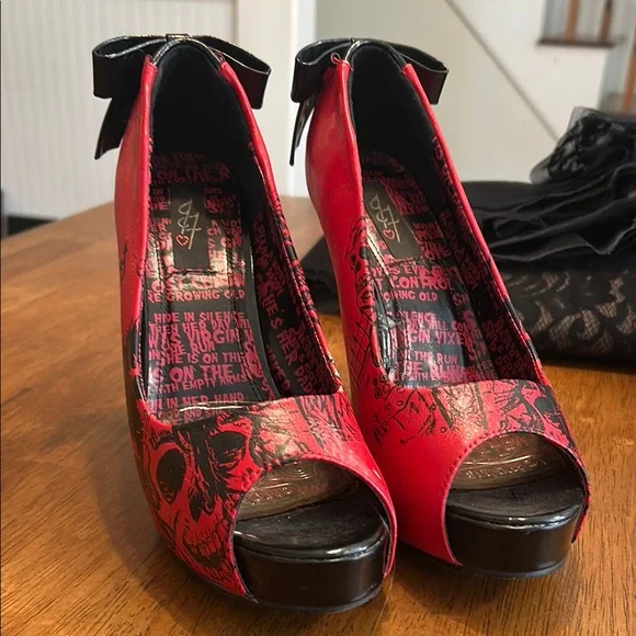 Elegant Red and Black Stiletto Heels - Picture 1 of 6